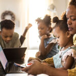 Famille rassemblée autour d’une tablette.