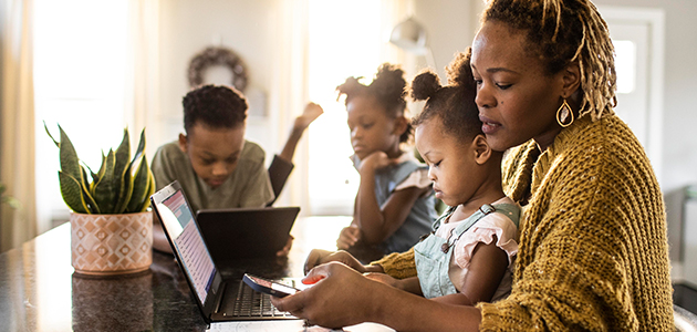 Famille rassemblée autour d'une tablette.