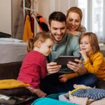 Famille rassemblée autour d’une tablette.