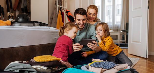 Famille rassemblée autour d'une tablette.