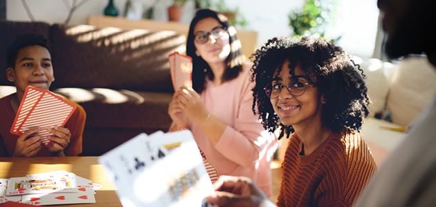 Famille jouant une partie de cartes.