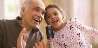 Grand-père et petit-enfant chantant ensemble.