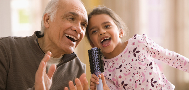 Grand-père et petit-enfant chantant ensemble.