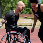 Personne en fauteuil roulant jouant au basket-ball