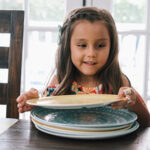 Enfants mettant la table pour le souper