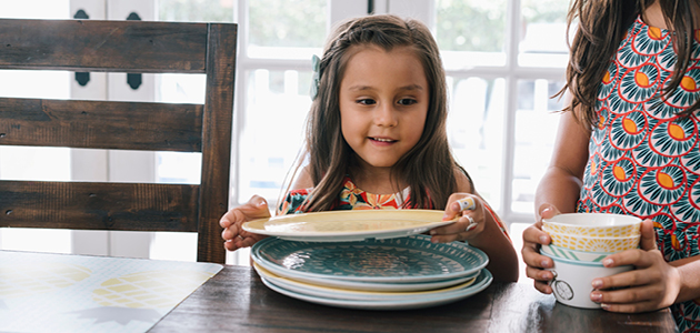 Enfants mettant la table pour le souper