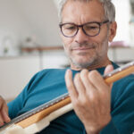 Homme jouant de la guitare