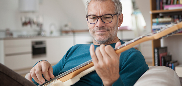 Homme jouant de la guitare