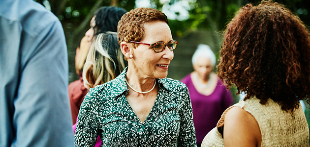 Diverses femmes en train de socialiser