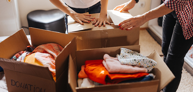 Des gens emballant des boîtes pour une collecte de vêtements