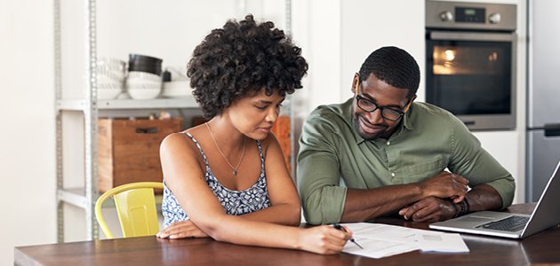 Un homme et une femme regardant ensemble des documents administratifs