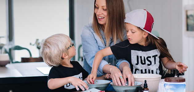 Une femme faisant de la pâtisserie avec ses enfant