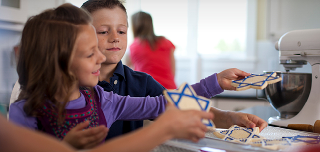 Kids decorating Hannukah cookies