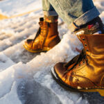 Personne marchant dans la neige avec des bottes