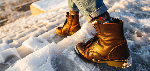 Personne marchant dans la neige avec des bottes