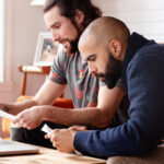 Deux hommes regardant un document sur un ordinateur