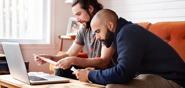 Deux hommes regardant un document sur un ordinateur