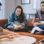 Famille jouant une partie de cartes