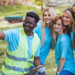 Un groupe de volontaires prenant un selfie